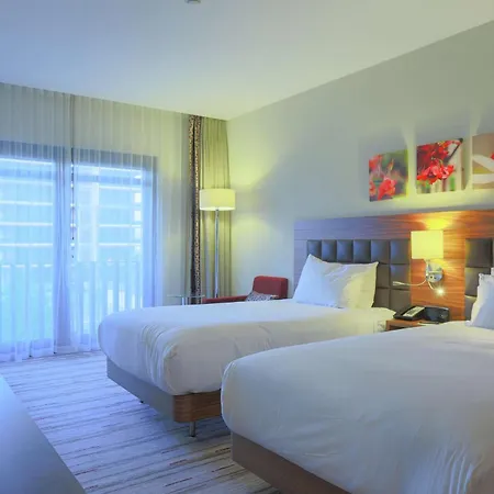 호텔 Hilton Garden